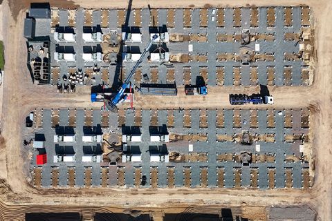 Schwertransporte liefern derzeit Hunderte Batteriemodule für den Großspeicher nach Förderstedt (Foto Handout) Foto: Eco Stor/dpa