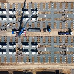 Schwertransporte liefern derzeit Hunderte Batteriemodule für den Großspeicher nach Förderstedt (Foto Handout) Foto: Eco Stor/dpa