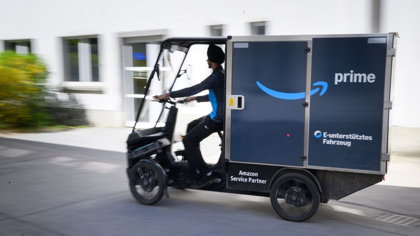 Der Online-Händler Amazon hat eine weitere Zustellbasis für Elektro-Lastenräder in Betrieb genommen. Foto: Bernd von Jutrczenka/