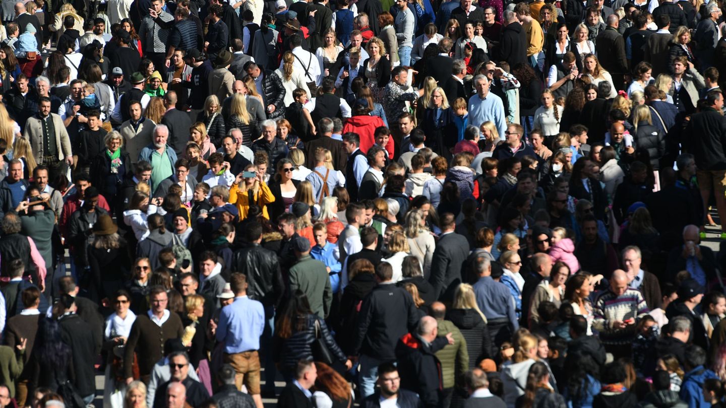 Die Bevölkerung in Bayern wird wachsen - am meisten in Schwaben. (Symbolbild) Foto: Felix Hörhager/dpa