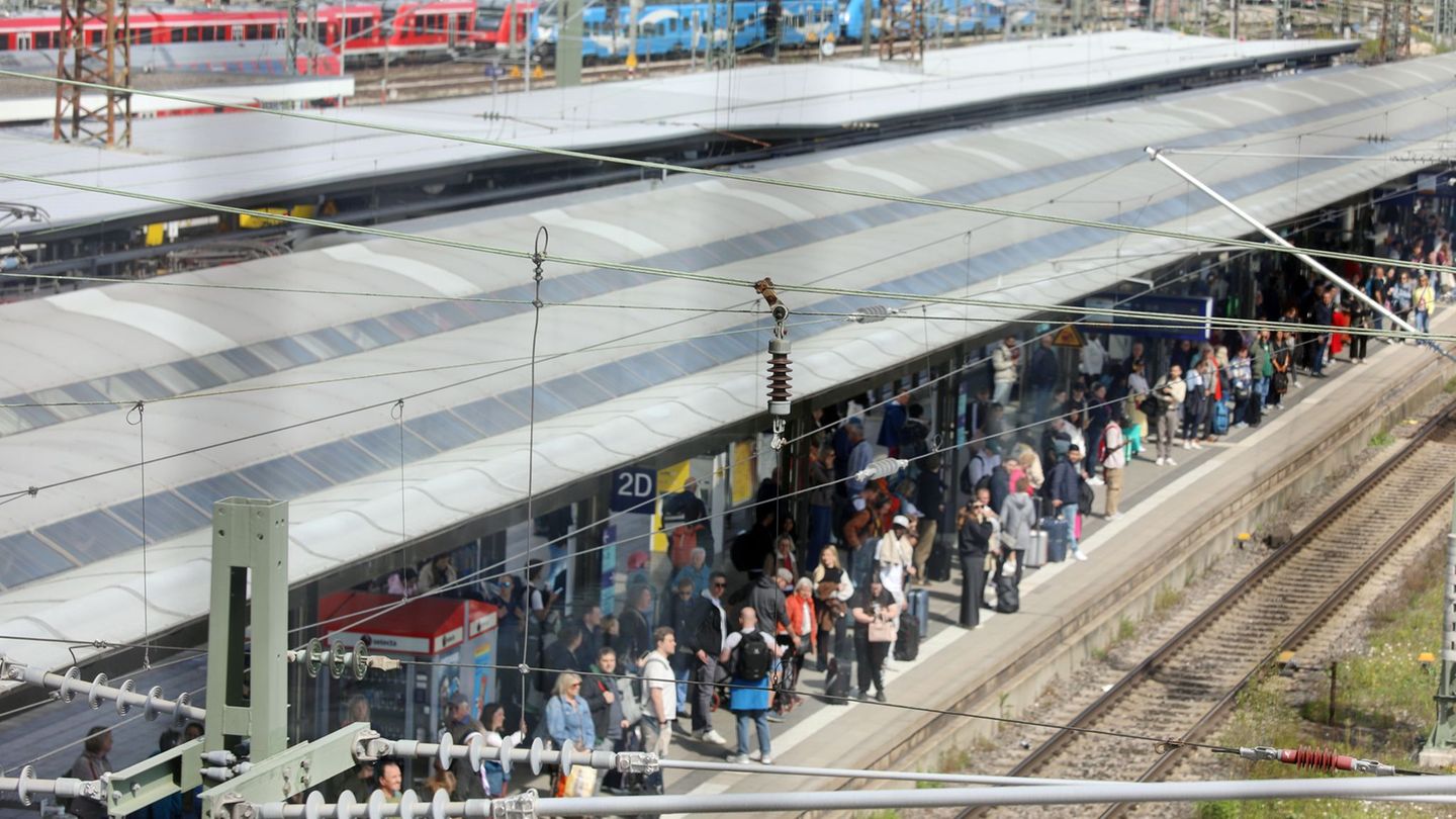 Reisende warten am Bahngleis in Ulm: Wegen einer Oberleitungsstörung fuhren an dem wichtigen Bahn-Knotenpunkt nur vereinzelt Züg