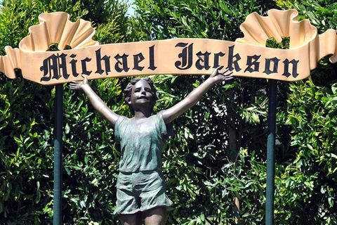Eine Statue aus Michael Jacksons Neverland-Ranch