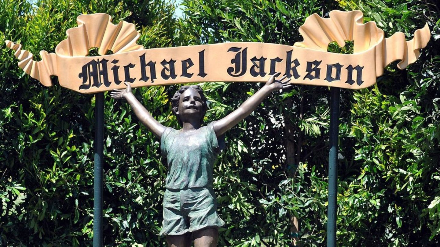 Eine Statue aus Michael Jacksons Neverland-Ranch