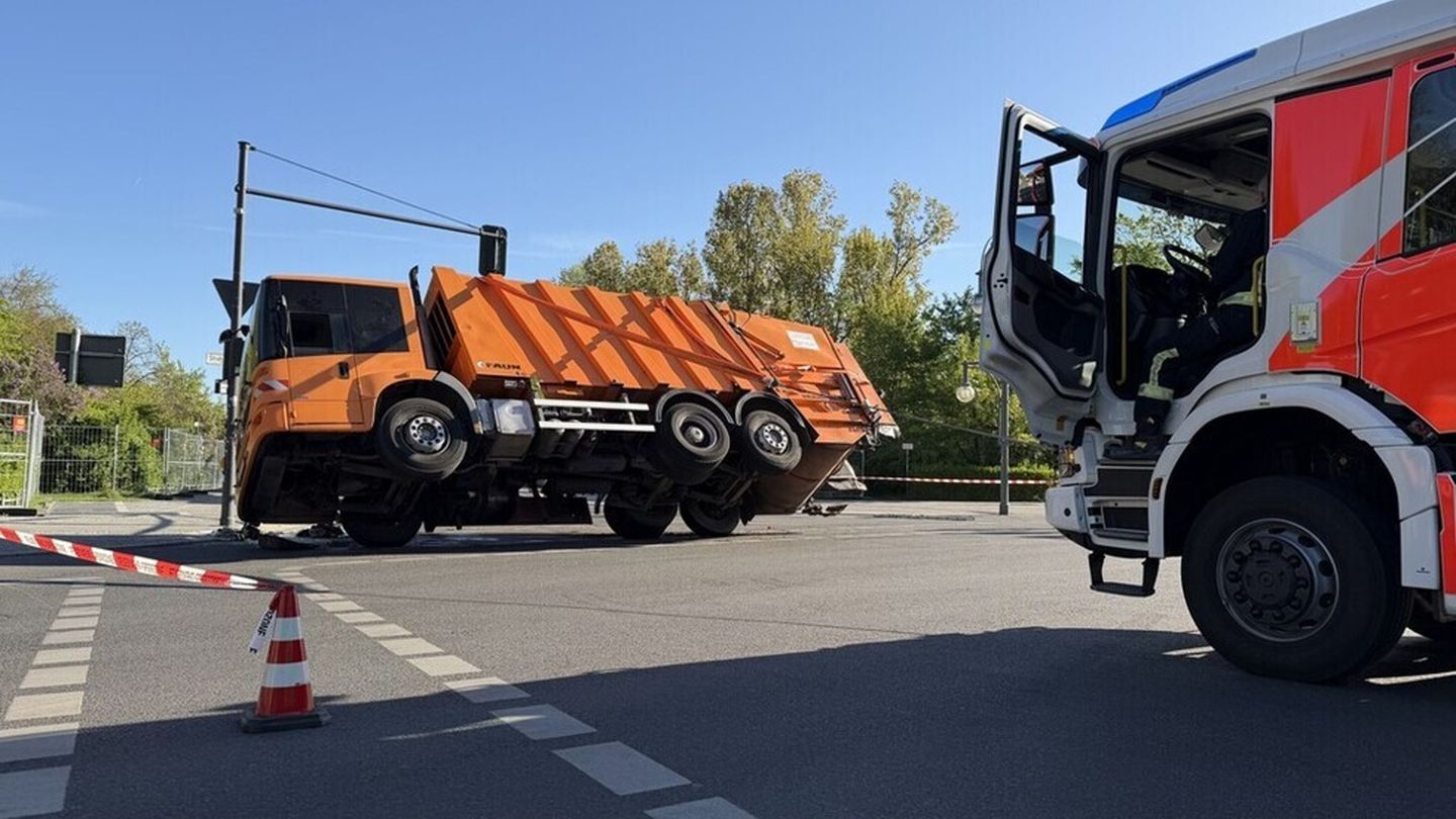 Ein Berliner Müllauto wurde durch einen Unfall auf die Seite gekippt. Foto: Berliner Feuerwehr/dpa