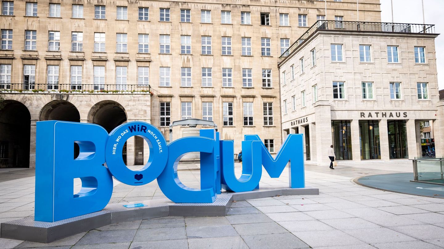 Bochums Oberbürgermeister Jörg Lukat hat nach den Vorwürfen eine Sonderprüfung beauftragt. (Symbolbild) Foto: Christoph Reichwei