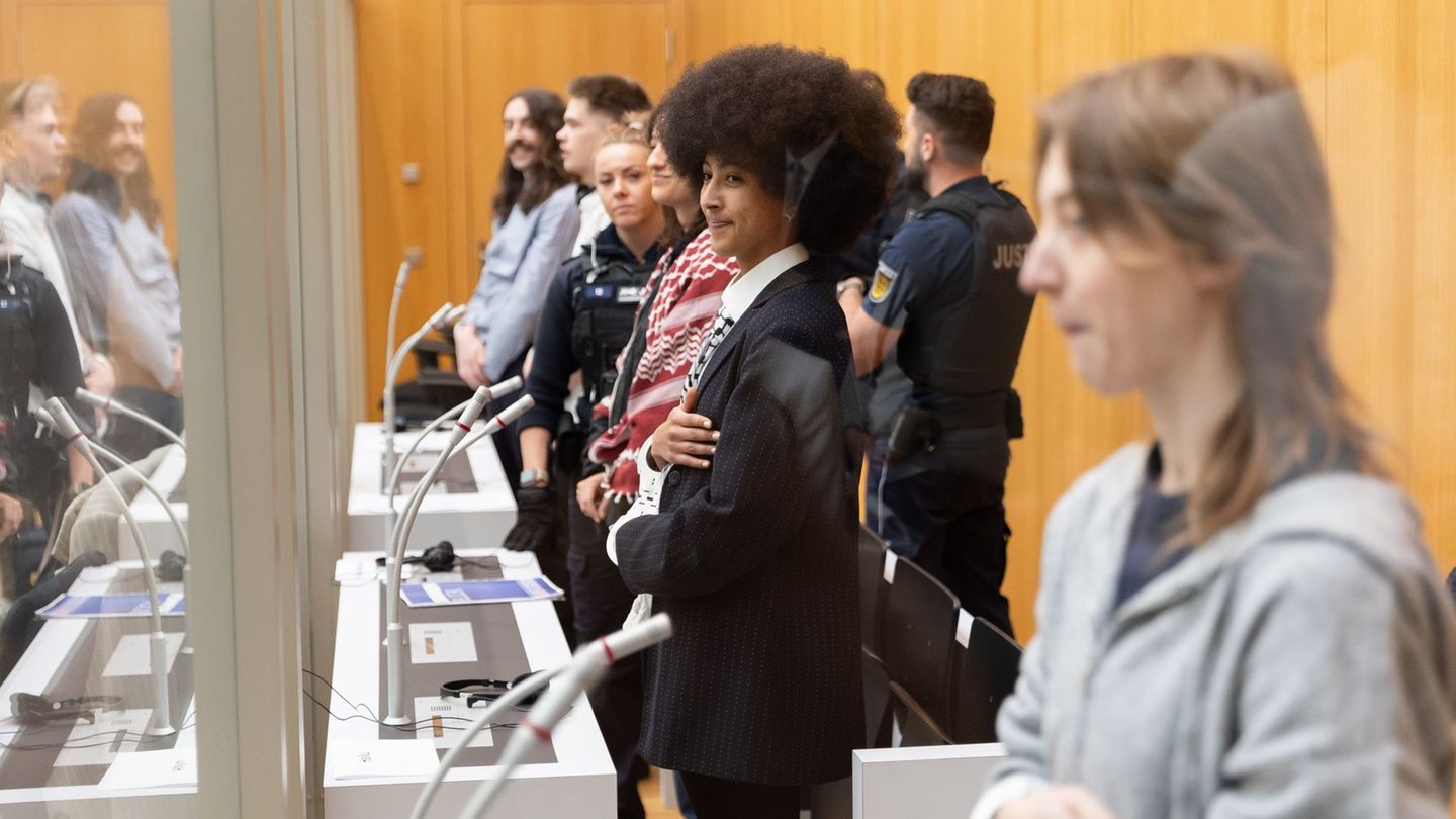 Sie hatten viele Anhänger im Gerichtssaal: Die fünf Angeklagten. Foto: Julian Rettig/dpa