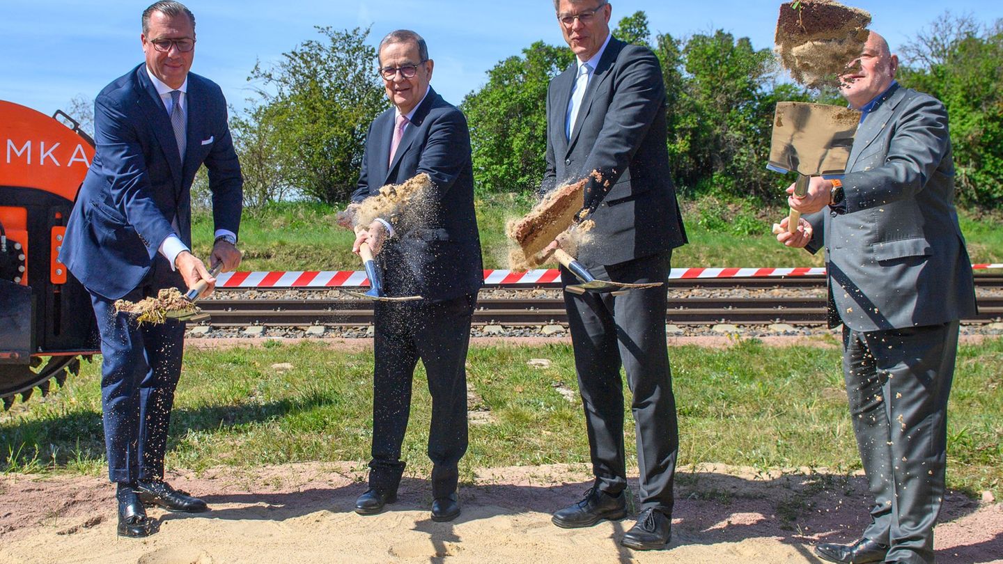 Symbolischer Spatenstich für den Bau einer Glasfaser-Teststrecke: Bundesminister Patrick Schnieder (zweiter von rechts) kam dazu