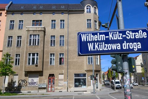 In das Haus Nummer 51 in der Wilhelm-Külz-Straße in Cottbus haben Unbekannte eine brennende Fackel geworfen. Der Staatsschutz er