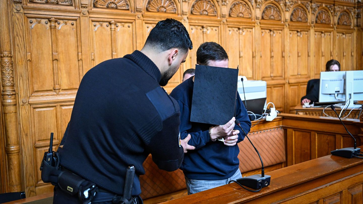 Der Angeklagte hat sich bisher nicht zum Vorwurf geäußert. Foto: Sina Schuldt/dpa