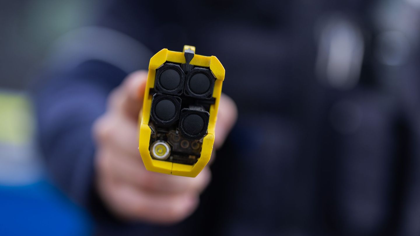 Polizei stellt mutmaßlichen Tankstellenräuber mit Taser (Symbolbild) Foto: Rolf Vennenbernd/dpa