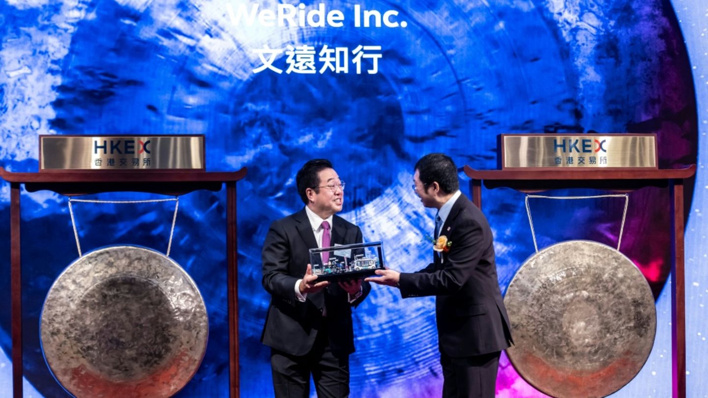 Manager von WeRide und Lenovo beim Handschlag