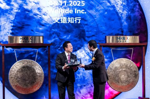 Manager von WeRide und Lenovo beim Handschlag