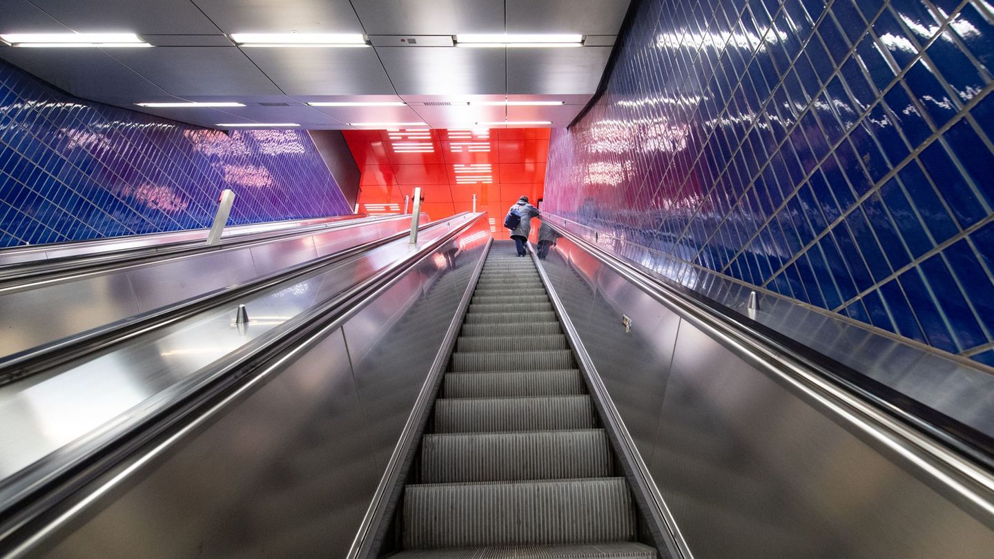 Der 88-Jährige stürzte auf der Rolltreppe eines U-Bahnhofs. (Symbolbild) Foto: Sven Hoppe/dpa/dpa-tmn