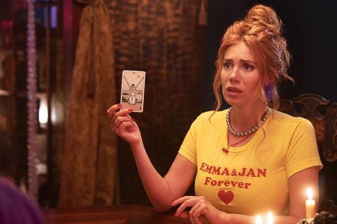 In der ZDFneo-Serie "My Ex" sucht Palina Rojinski als Ivy Hilfe bei einem Orakel.