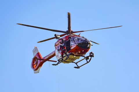 Per Hubschrauber wurde einer der Verletzten aus dem leeren Stausee befreit und ins Krankenhaus geflogen. (Symbolbild) Foto: Chri