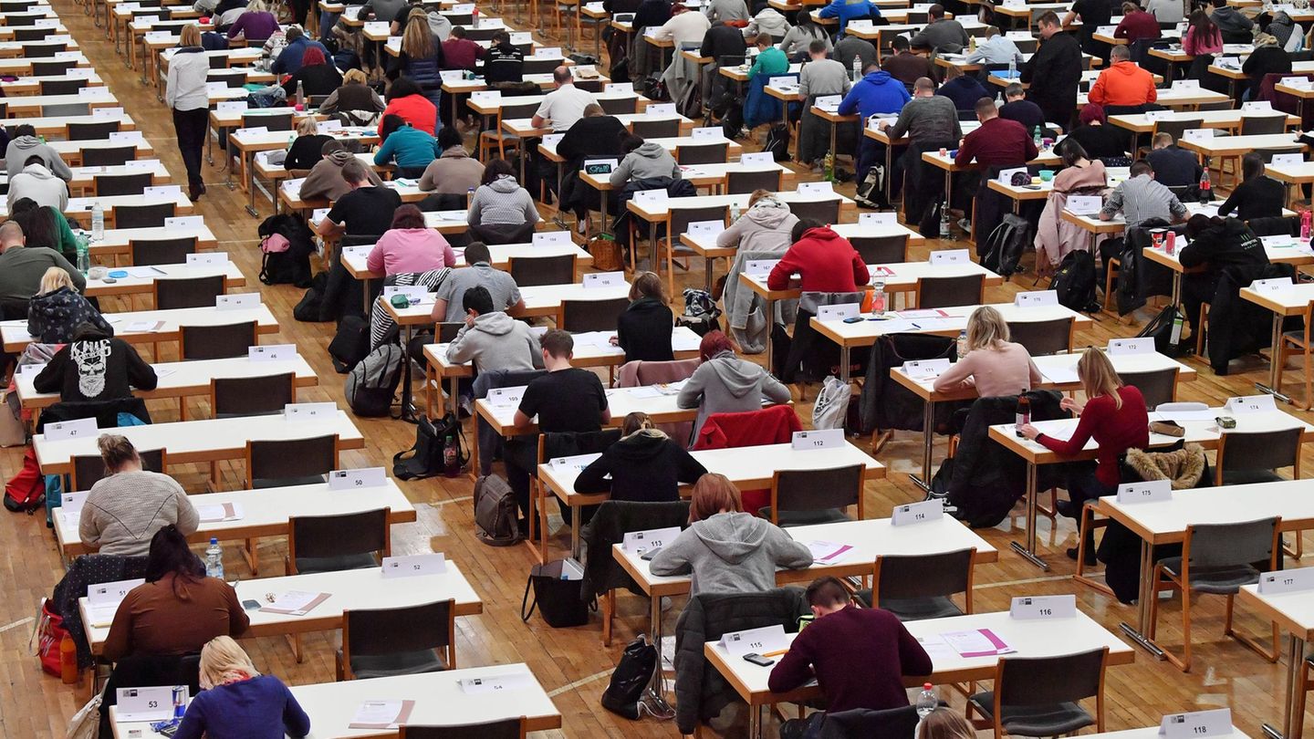 Mehr als 11.000 Schülerinnen und Schüler schreiben in den nächsten Wochen in MV ihre Abschlussprüfungen zum Abitur oder zur Mitt