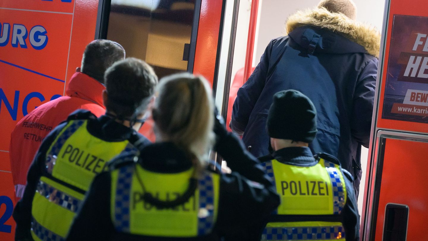 Eine Seniorin ist nach einem Autounfall in Hamburg gestorben. (Symbolbild) Foto: Jonas Walzberg/dpa