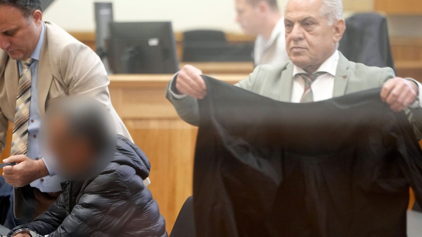 Vor dem Oberlandesgericht hat ein Prozess wegen Mordes und Verbrechen gegen die Menschlichkeit begonnen. Foto: Thomas Frey/dpa