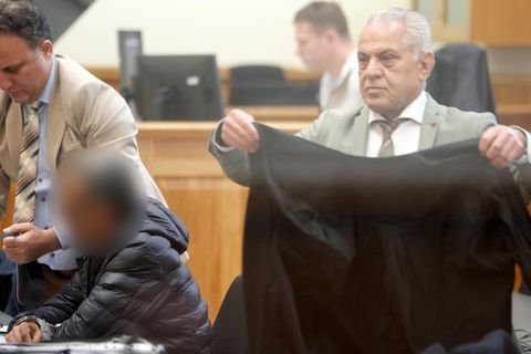 Vor dem Oberlandesgericht hat ein Prozess wegen Mordes und Verbrechen gegen die Menschlichkeit begonnen. Foto: Thomas Frey/dpa