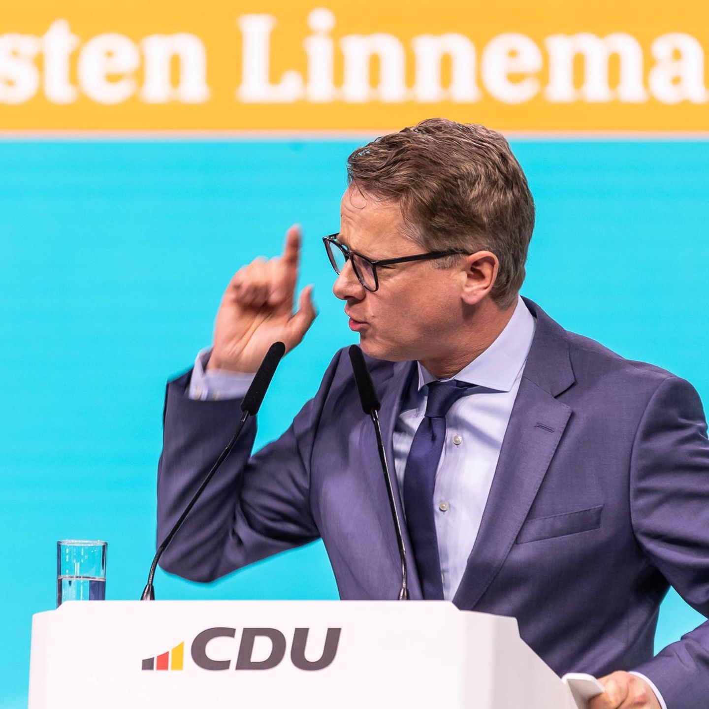 Carsten Linnemann hinter dem Rednerpult