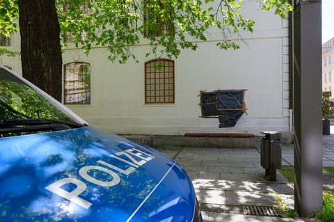 Ein großes Hakenkreuz wurde auf die Synagoge mitten in Cottbus geschmiert. Foto: Patrick Pleul/dpa