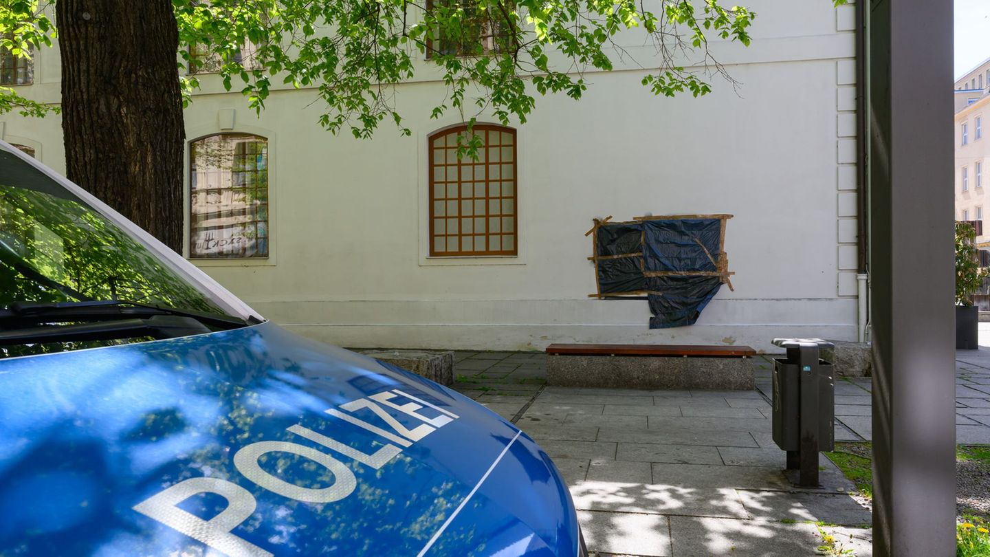 Ein großes Hakenkreuz wurde auf die Synagoge mitten in Cottbus geschmiert. Foto: Patrick Pleul/dpa