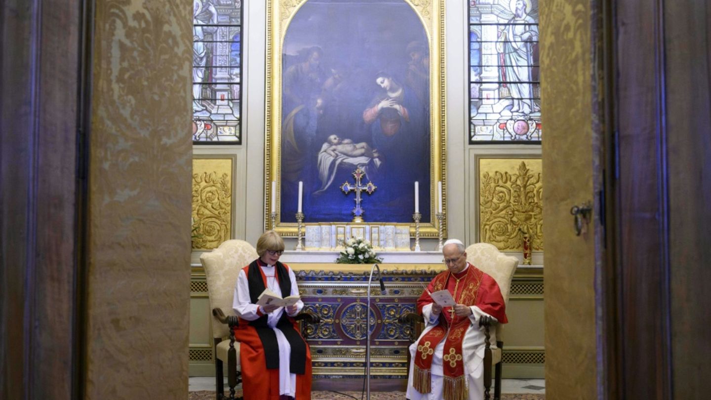 Mullally und der Papst beten zusammen