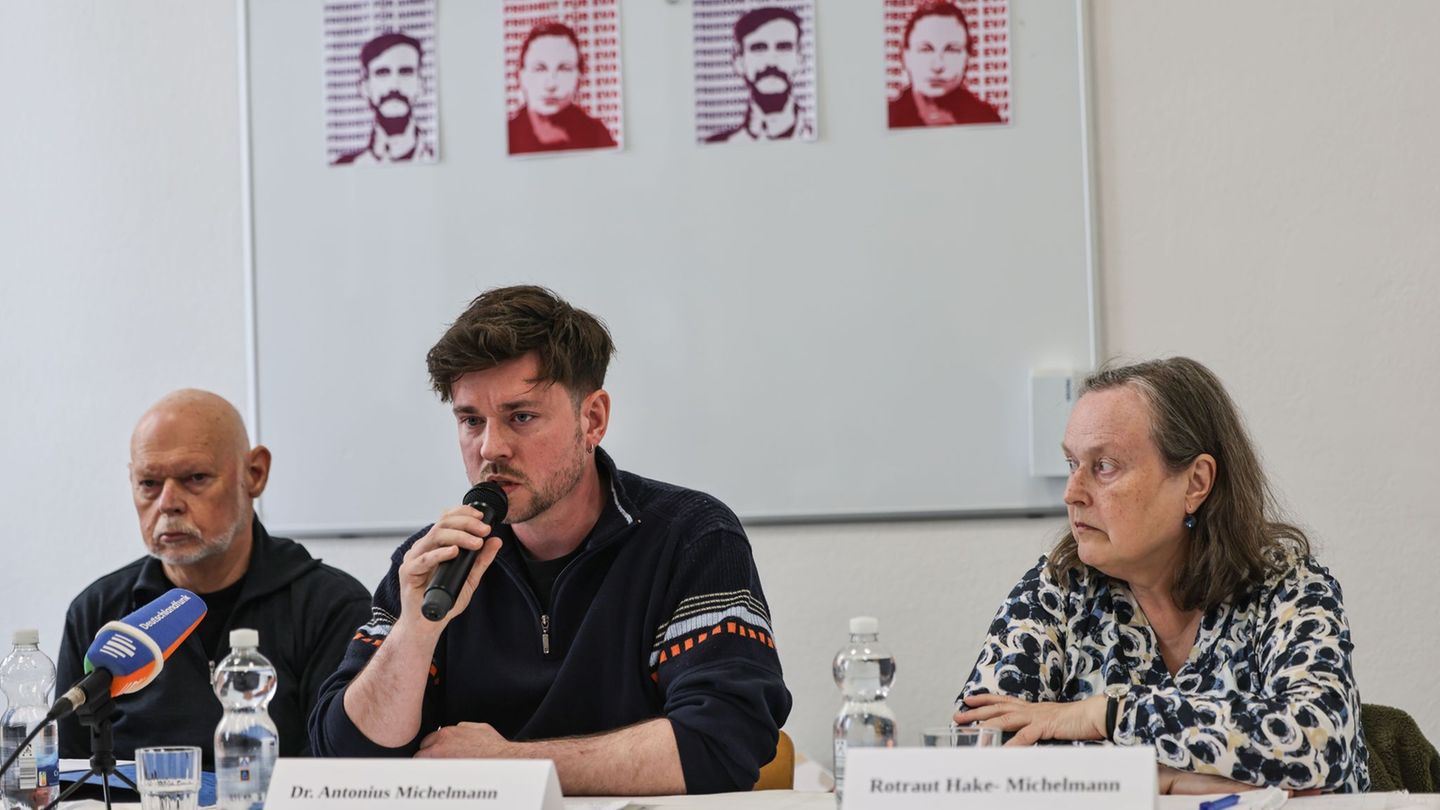 Die Angehörigen der Vermissten fordern mehr Einsatz von der Bundesregierung. Foto: Oliver Berg/dpa