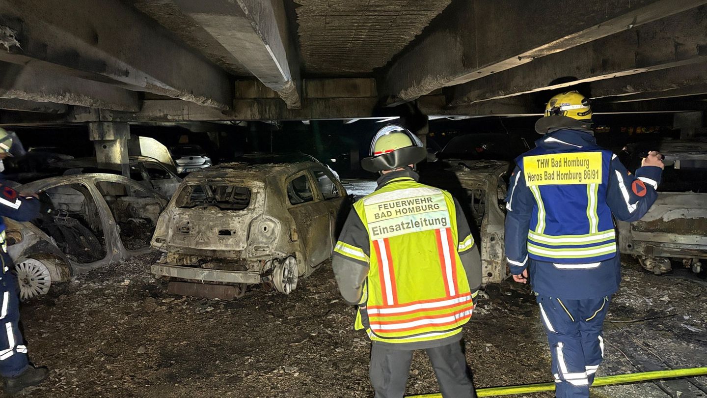 Komplett ausgebrannt: Einsatzkräfte der Feuerwehr und des THW begutachteten die von einem Feuer beschädigten Fahrzeuge im Parkha