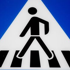 Das Kind wollte laut Polizei mit einem Fahrrad den Zebrastreifen überqueren. (Symbolbild) Foto: Christoph Soeder/dpa