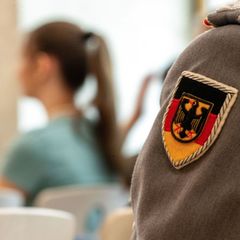 Jugendoffiziere der Bundeswehr informieren an Schulen über Sicherheitspolitik. (Symbolbild) Foto: Pia Bayer/dpa