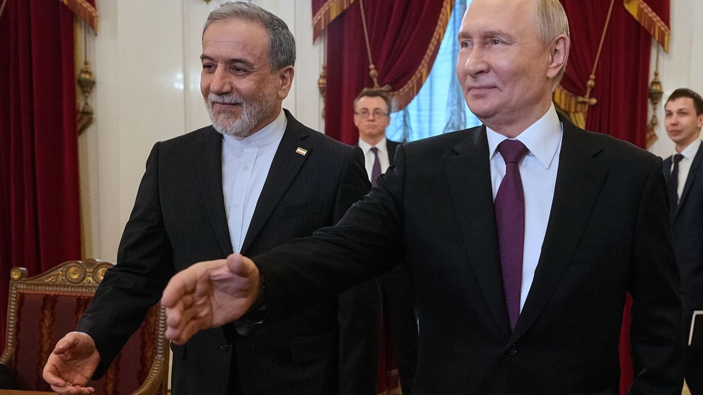 Der russische Präsident Wladimir Putin, rechts, und der iranische Außenminister Abbas Araghtschi sprachen in Moskau über den Ira