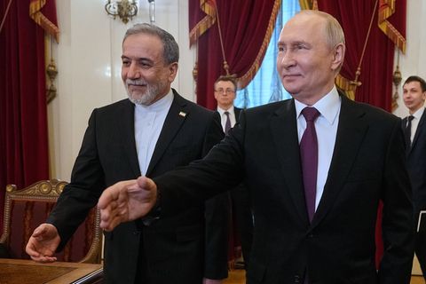 Der russische Präsident Wladimir Putin, rechts, und der iranische Außenminister Abbas Araghtschi sprachen in Moskau über den Ira