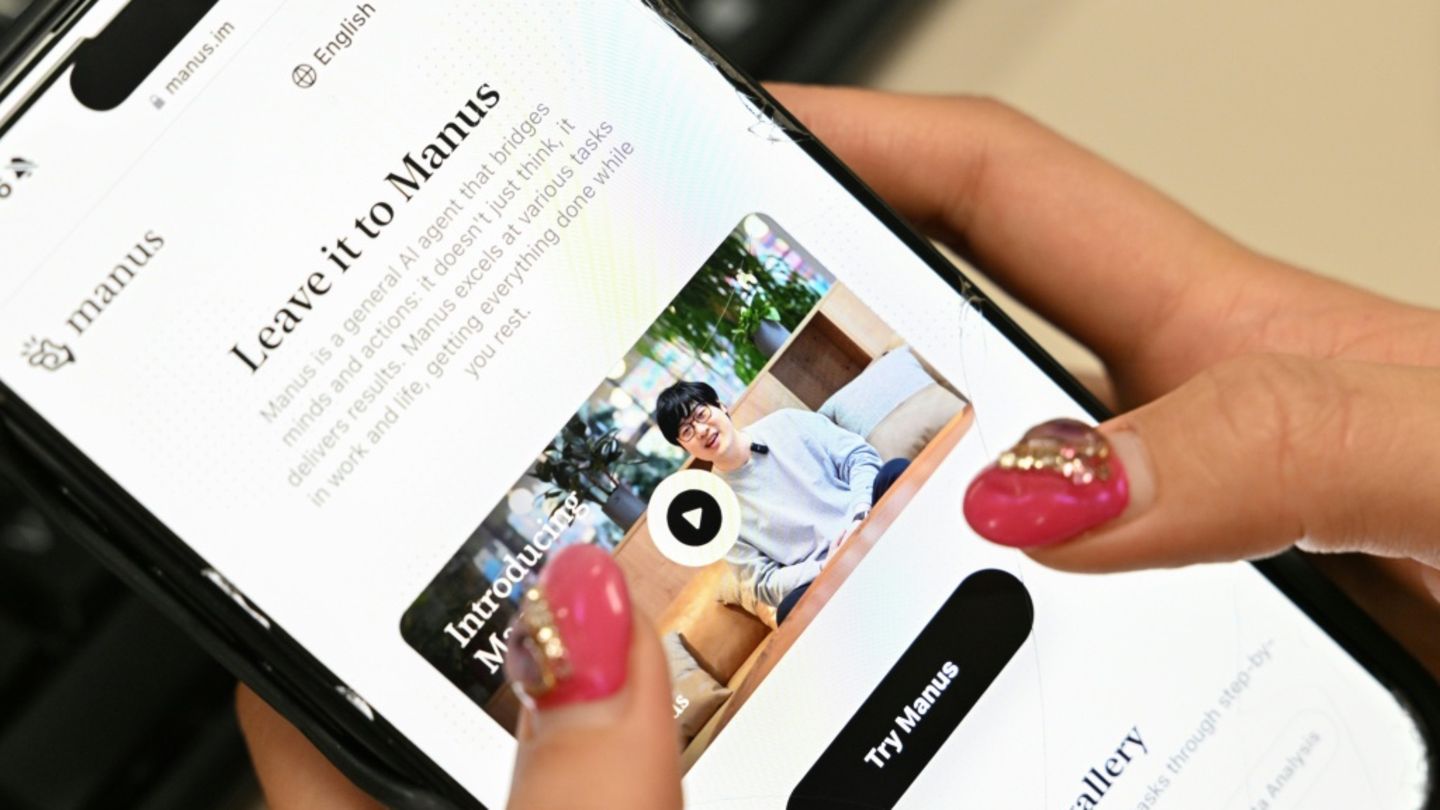 KI-Agent Manus auf einem Handy