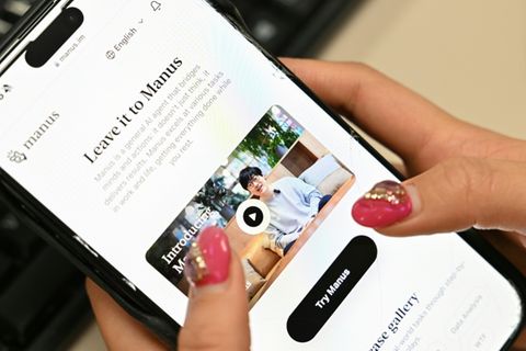 KI-Agent Manus auf einem Handy