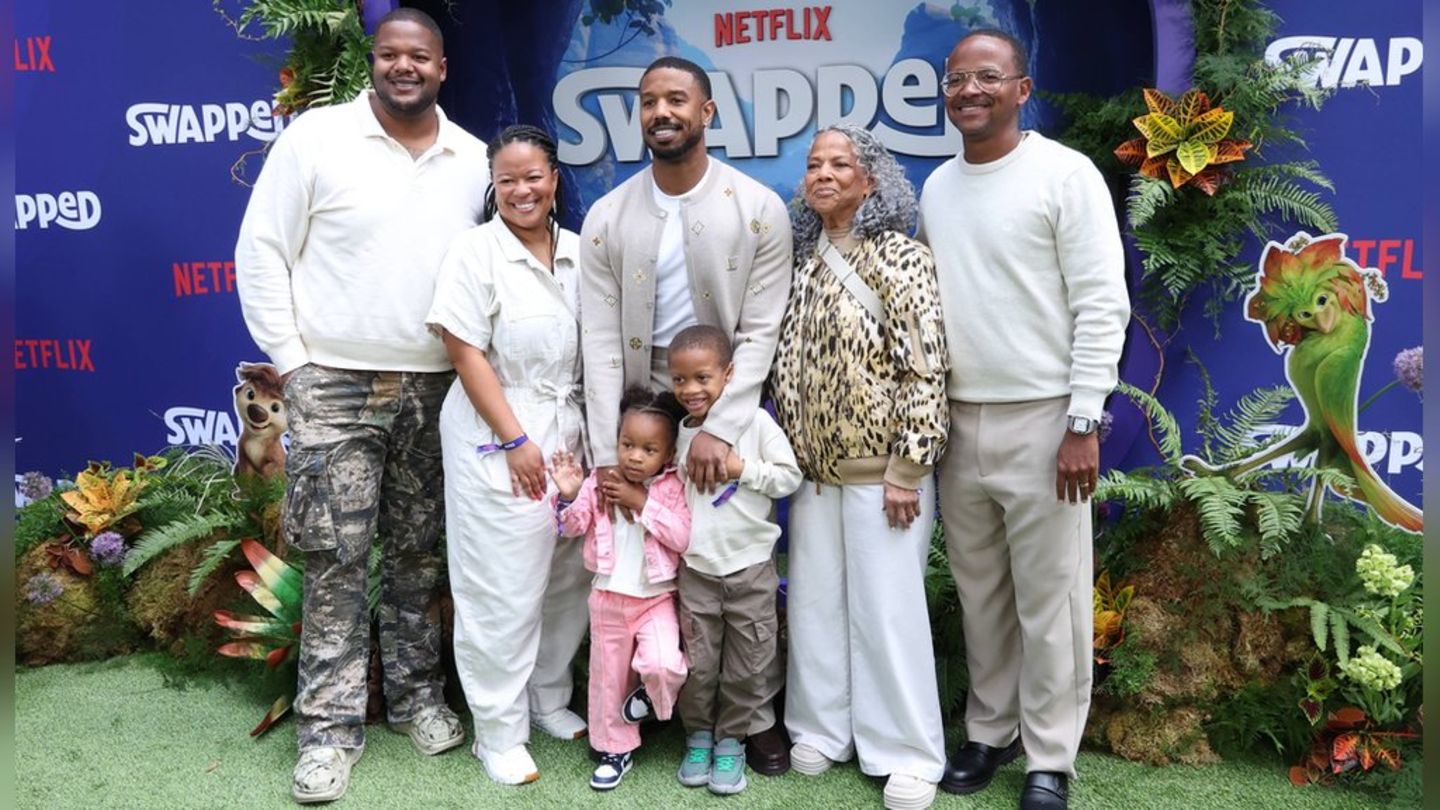 Michael B. Jordan (Mitte) mit seiner Familie.