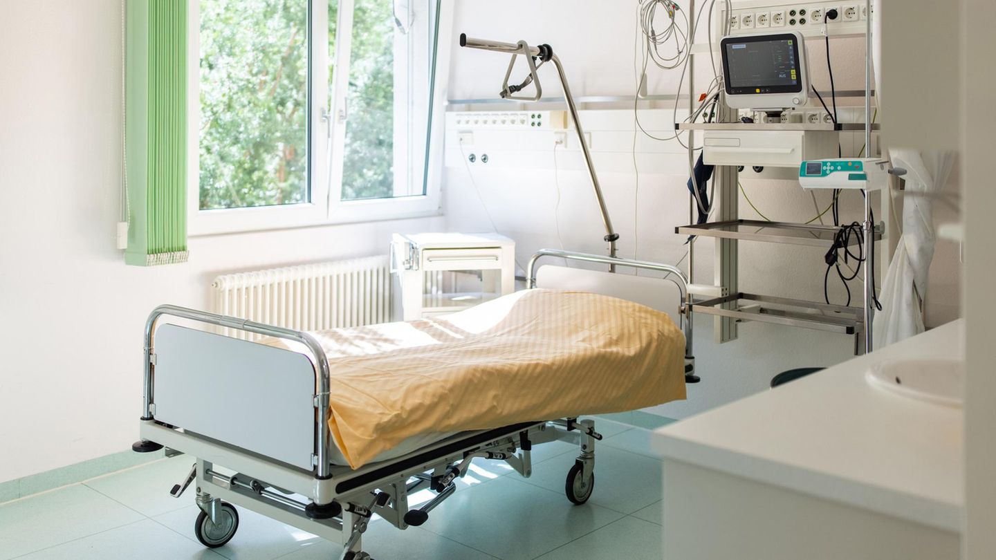 Seine Opfer lagen nach schwersten Operationen im Koma, als er sich an ihnen verging – nun wurde ein Krankenpfleger verurteilt (Symbolbild)
