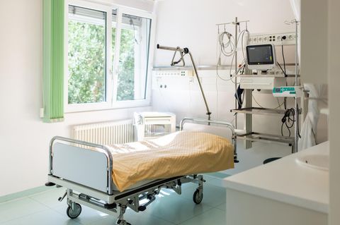Seine Opfer lagen nach schwersten Operationen im Koma, als er sich an ihnen verging – nun wurde ein Krankenpfleger verurteilt (Symbolbild)