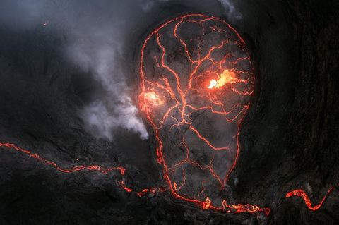 Dass Vulkanausbrüche eine eindrucksvolle Kulisse und ein beliebtes Motiv für Naturfotografen sind, kann Daniel Viñé Garcia bestätigen. Der Naturfotograf wurde bereits mehrfach für seine herausragenden Naturaufnahmen ausgezeichnet „Als ich den Vulkan Fagradalsfjall in Island besuchte, hätte ich nie gedacht, dass ich mein bestes Bild genau in dem Moment aufnehmen würde, als der Vulkan am Erlöschen war“, erzählt er. Zu dieser Zeit war die Eruption unregelmäßig und kam etwa alle zehn bis zwölf Stunden zum Stillstand. In einer dieser Phasen entstand diese surreale Luftaufnahme, die an die Umrisse eines Totenschädels erinnert.