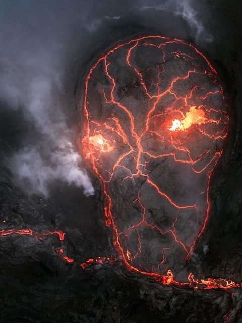 Dass Vulkanausbrüche eine eindrucksvolle Kulisse und ein beliebtes Motiv für Naturfotografen sind, kann Daniel Viñé Garcia bestätigen. Der Naturfotograf wurde bereits mehrfach für seine herausragenden Naturaufnahmen ausgezeichnet „Als ich den Vulkan Fagradalsfjall in Island besuchte, hätte ich nie gedacht, dass ich mein bestes Bild genau in dem Moment aufnehmen würde, als der Vulkan am Erlöschen war“, erzählt er. Zu dieser Zeit war die Eruption unregelmäßig und kam etwa alle zehn bis zwölf Stunden zum Stillstand. In einer dieser Phasen entstand diese surreale Luftaufnahme, die an die Umrisse eines Totenschädels erinnert.