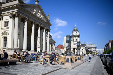 Der Gendarmenmarkt in Berlin hat vergleichsweise wenig Grün zu bieten. (Archivbild) Foto: Bernd von Jutrczenka/dpa