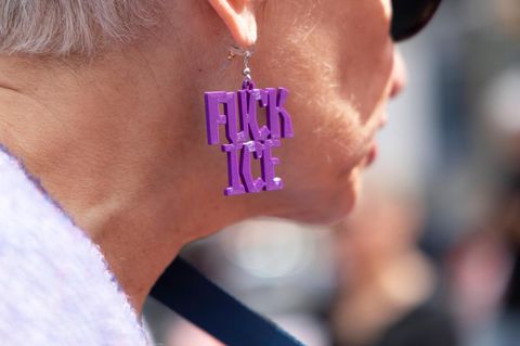 „Fuck ICE“ steht auf dem Ohrring einer Demo-Teilnehmerin in den USA
