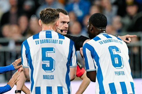 Darmstadts Patric Pfeiffer (r.) flog gegen Elversberg vom Platz. Foto: Uwe Anspach/dpa