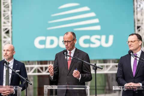 Merz kam am Abend für eine Aussprache zur Klausur. Foto: Michael Kappeler/dpa