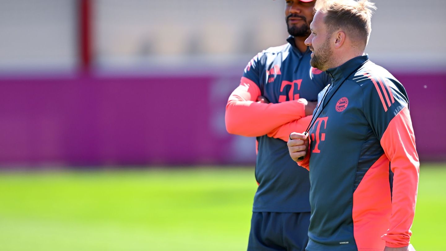 Beim Abschlusstraining in München war der gesperrte Cheftrainer Vincent Kompany noch ganz normal dabei. Rechts sein Assistent Aa