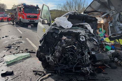 Für den Transporterfahrer kommt jede Hilfe zu spät. Der Fahrer des Tanklastzugs kommt dagegen mit schweren Verletzungen ins Kran