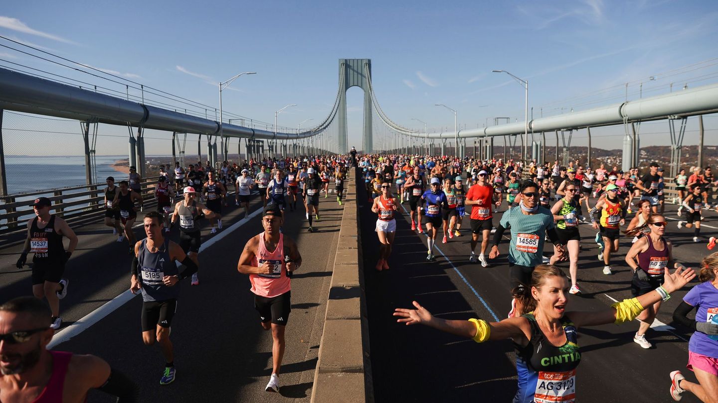 Läufer überqueren die Verrazzano Narrows Bridge beim New York City Marathon (Archivbild). Foto: Heather Khalifa/FR172147 AP/AP/d