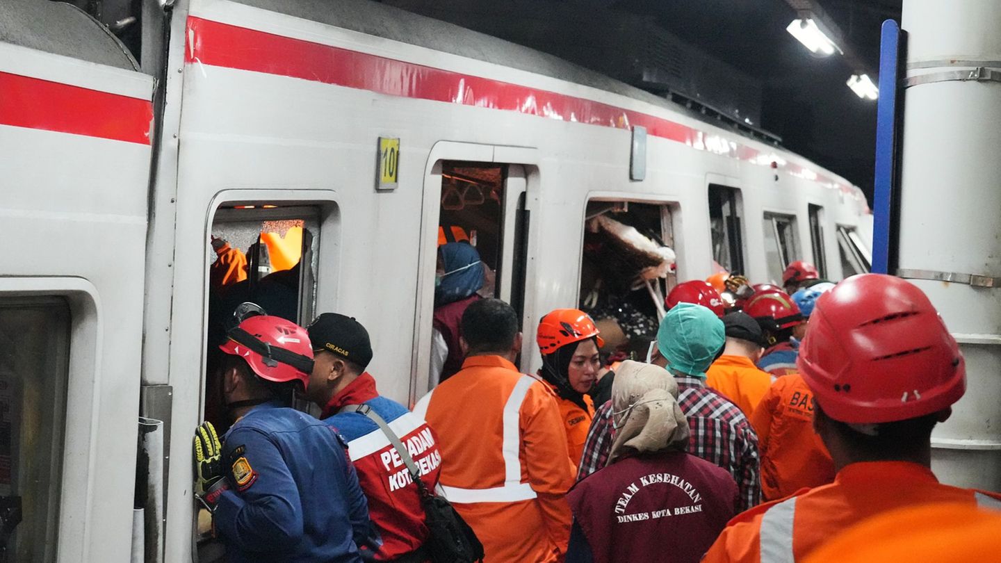Rettungskräfte suchen nach der Zugkollision nach Opfern. Foto: Ahmad Ibrahim/AP/dpa