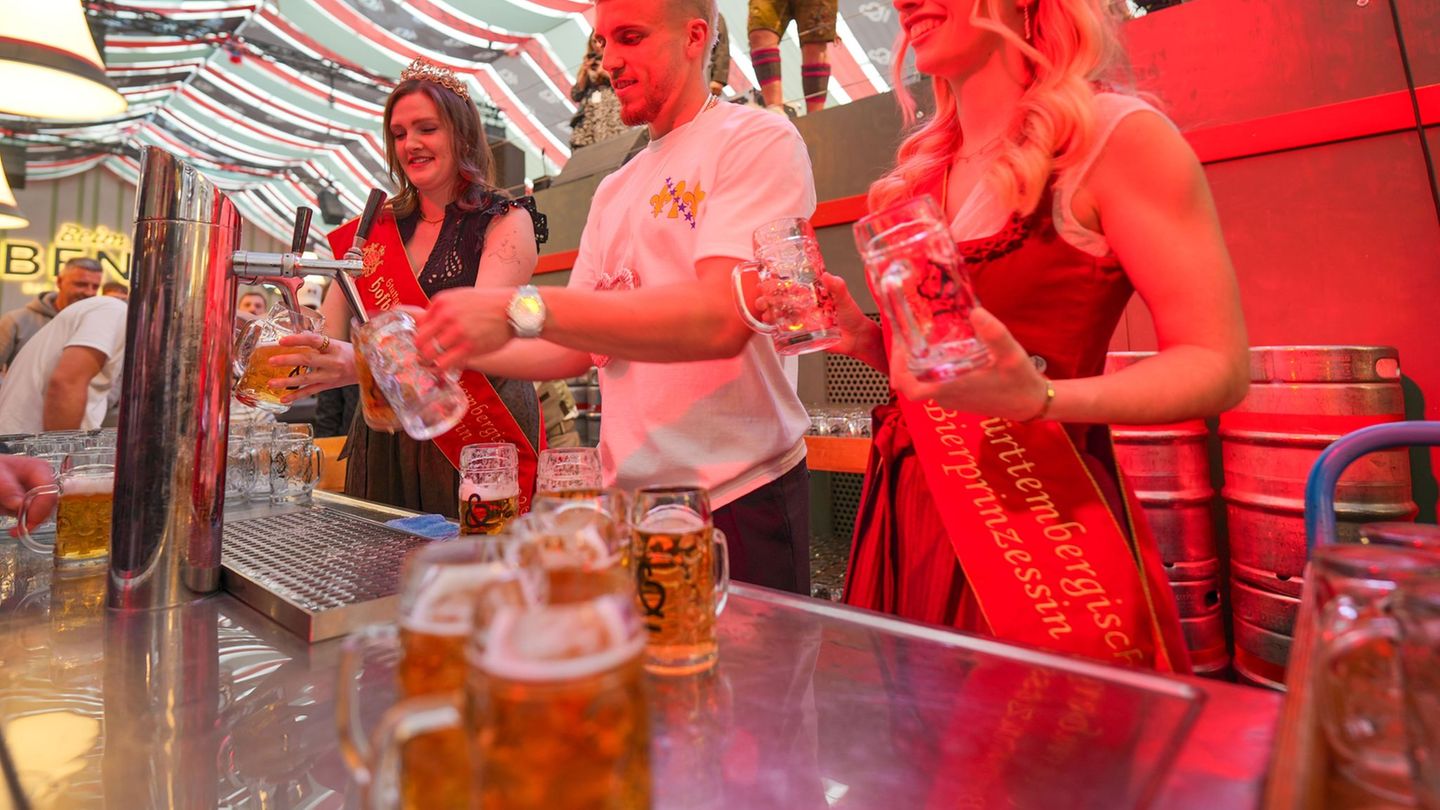 Auf dem Frühlingsfest: Einsatz am Zapfhahn: Demirovic löst Bier-Versprechen ein