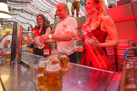 VfB-Profi Ermedin Demirovic auf dem Stuttgarter Frühlingsfest. Foto: Enrique Kaczor/onw-images/dpa